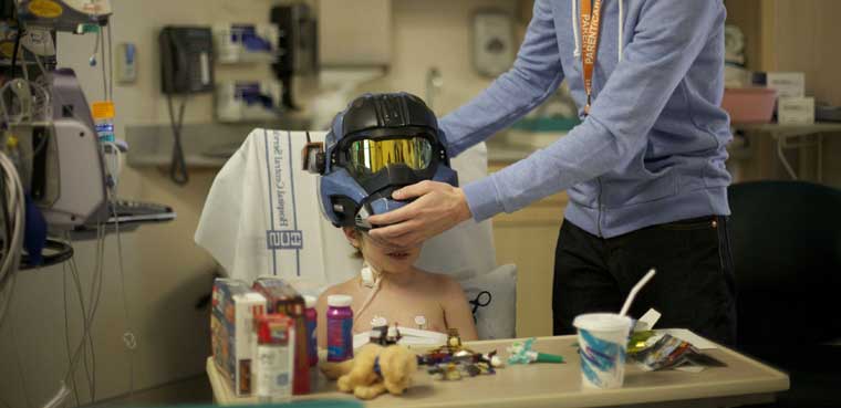 Bungie visitando a un niño enfermo