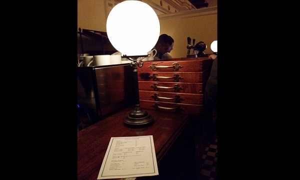 Detalle del bar que hay en la sala.