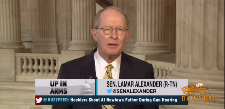 Lamar Alexander: "Los videojuegos son un problema mayor que las armas"