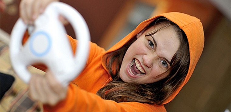 Niña jugando a la Wii